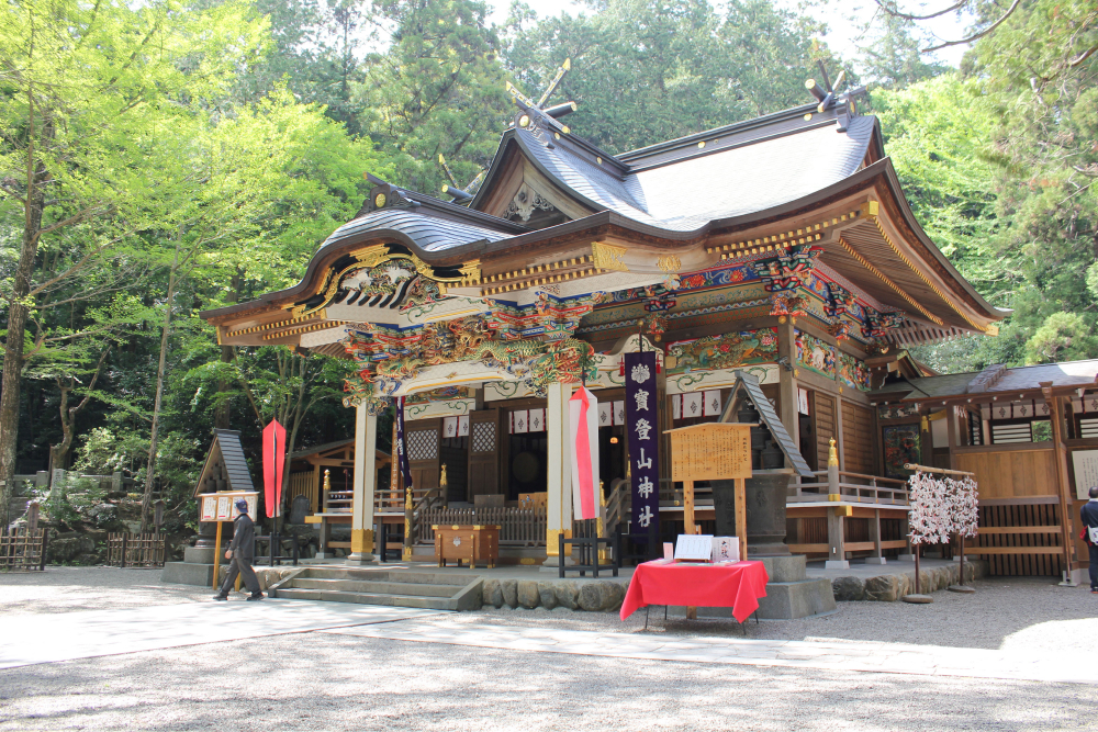 極彩色ゆたかな華やかな社殿　宝登山神社