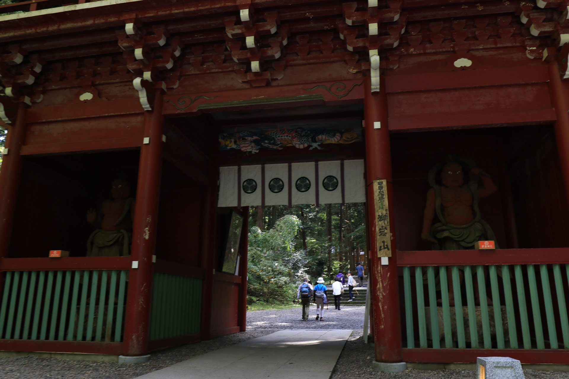 神社ですが、総門には仁王様がいます。神仏習合の名残がまだ残ってますね。