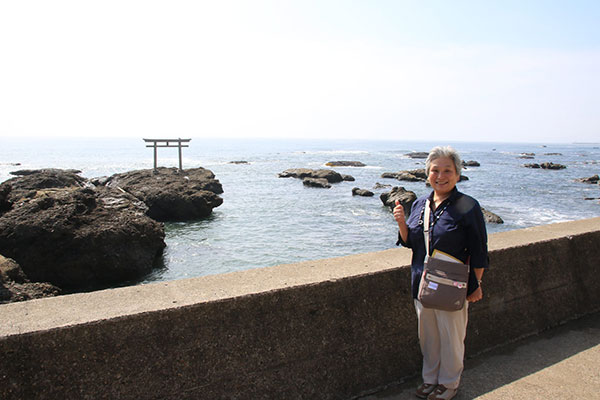 境内の正門から階段を下りると海があり、そこには神磯の鳥居があります。そこで記念写真。