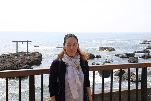 境内の正門から階段を下りると海があり、そこには神磯の鳥居があります。そこで記念写真。