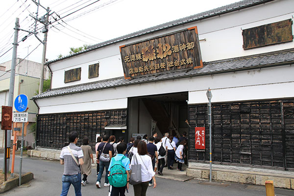 次は笠間稲荷神社。酒蔵を通って向かいます。