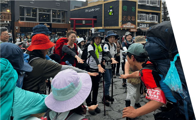 富士登山チームで山頂を目指す
