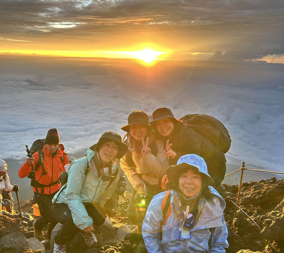 山頂付近で迎える感動のご来光