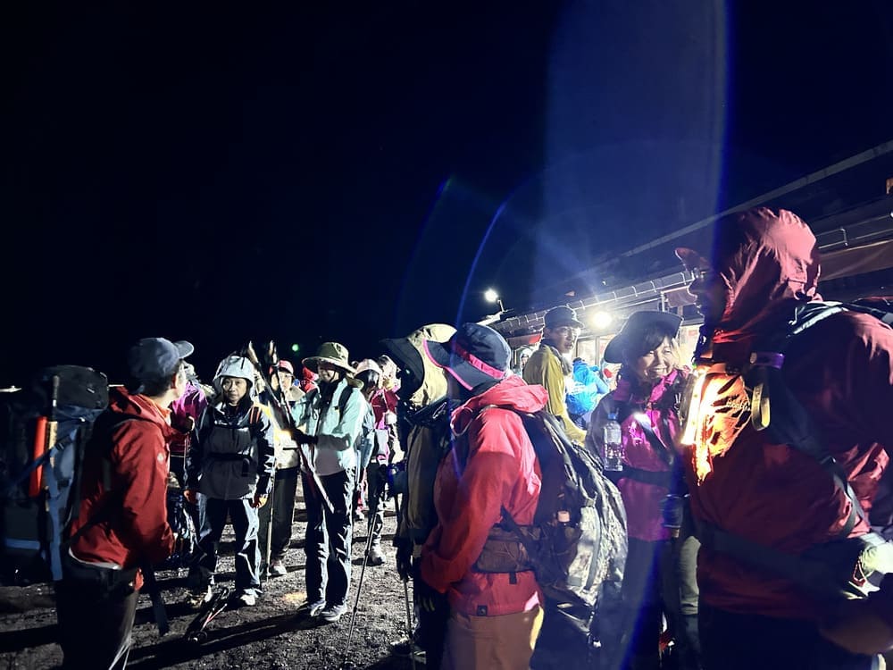 富士吉田口公認ガイドが安全登山をサポート