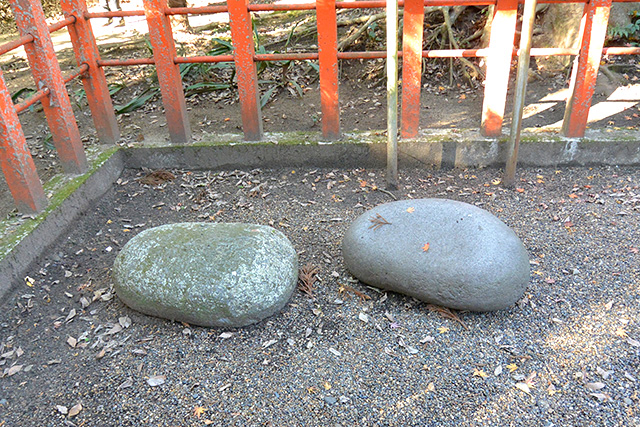 息栖神社・力石