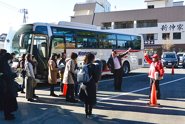 駐車場にガイドの阿部さん