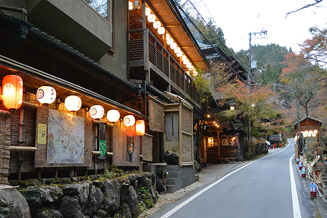 貴船川沿いの街並