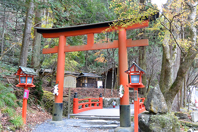 貴船神社・奥宮の鳥居と思ひ川