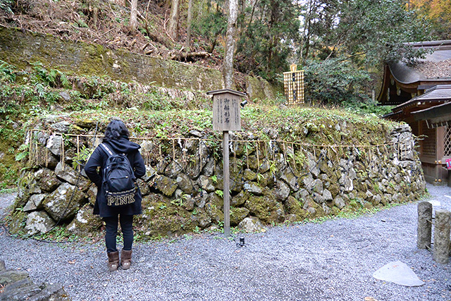 奥宮の船形石