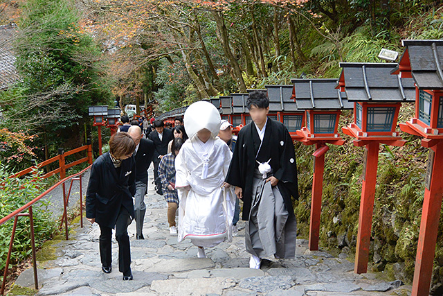 貴船神社でご結婚する二人