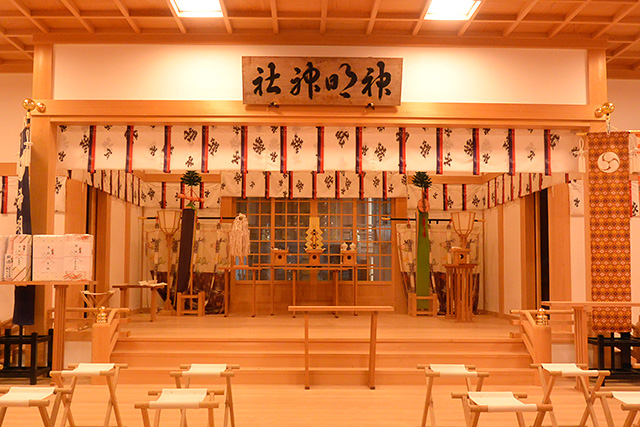 神明神社の拝殿の中