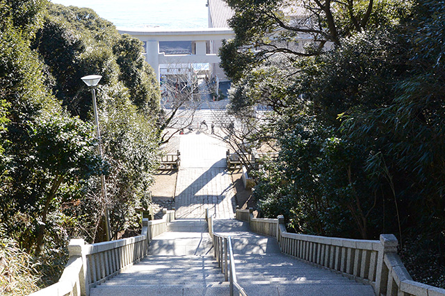 神磯の鳥居へ至る階段