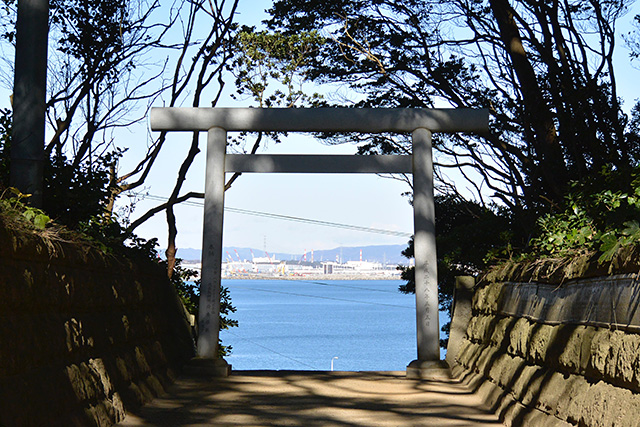 酒列磯前神社・海の見える参道