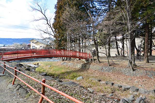 下社・春宮の浮島にかかる橋