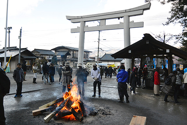 上社・本宮の鳥居のそばの焚き火