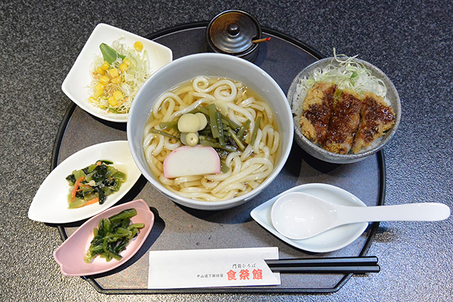 食祭館の「山菜うどんとミニ丼セット」