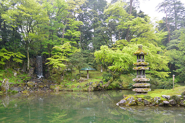 翠滝（みどりたき）と海石塔