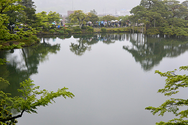 霞ヶ池と蓬莱（ほうらい）島