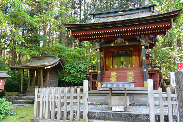 東宮と小さい神武天皇社