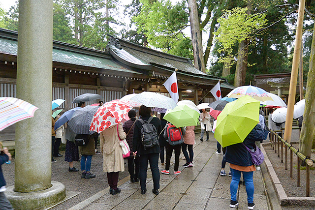 白山比咩神社・神門前の参拝者