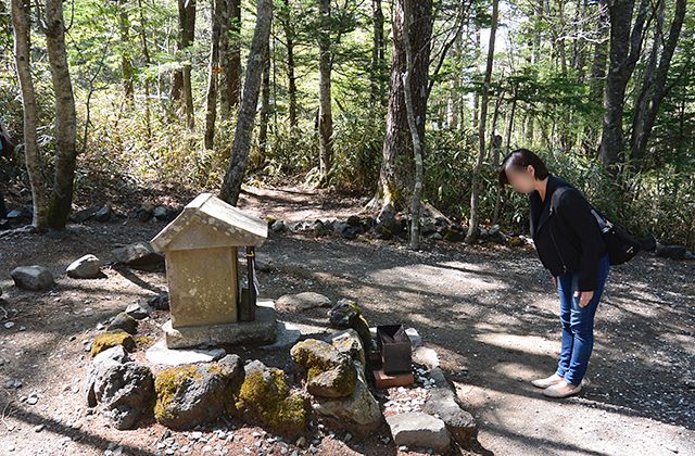 環状列石の祠に金運アップを祈る