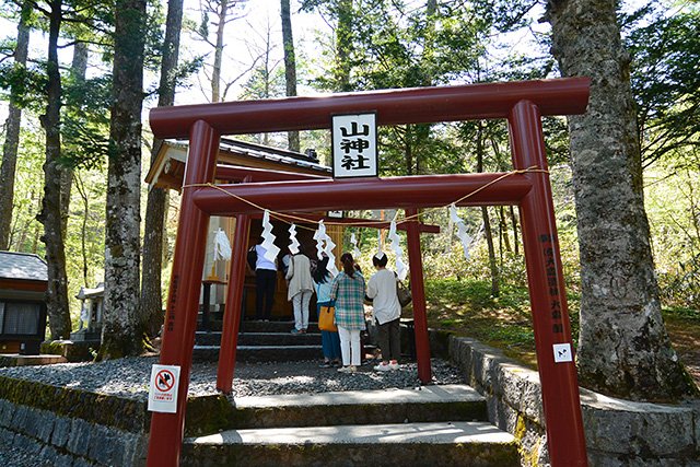 新屋山神社・奥宮で参拝