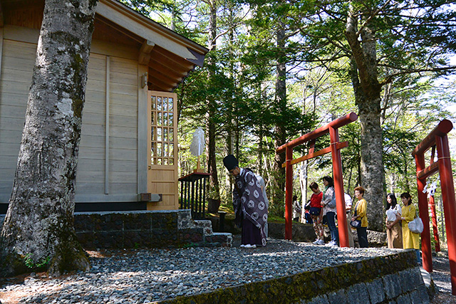 新屋山神社・奥宮、神職さんの祈祷