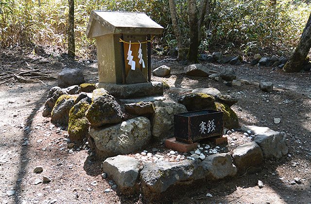 環状列石（ストーンサークル）の祠