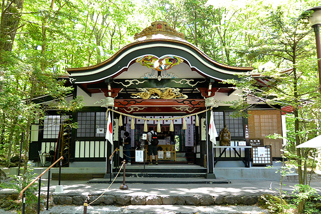 新屋山神社・拝殿