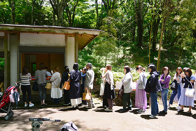 九頭龍神社のお守りを買う人々の列