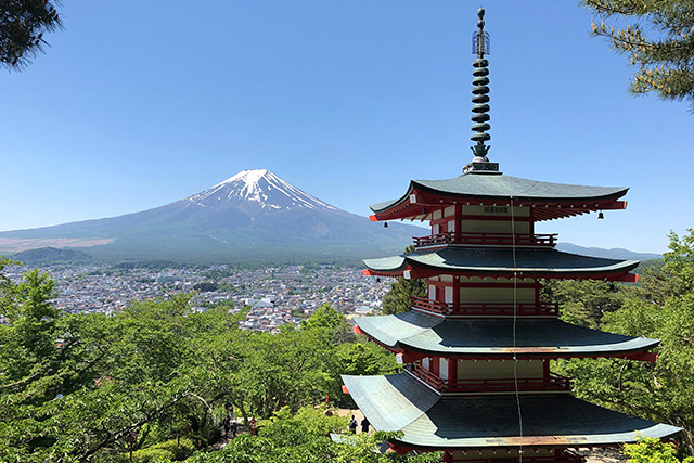 忠霊塔と富士山