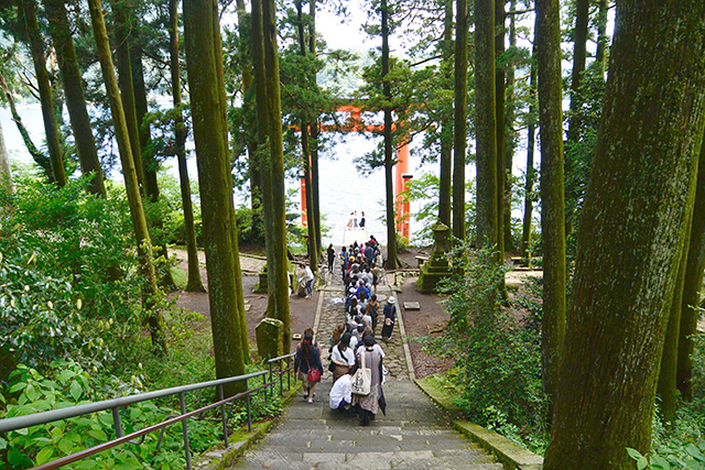 平和の鳥居の前で記念撮影する人々