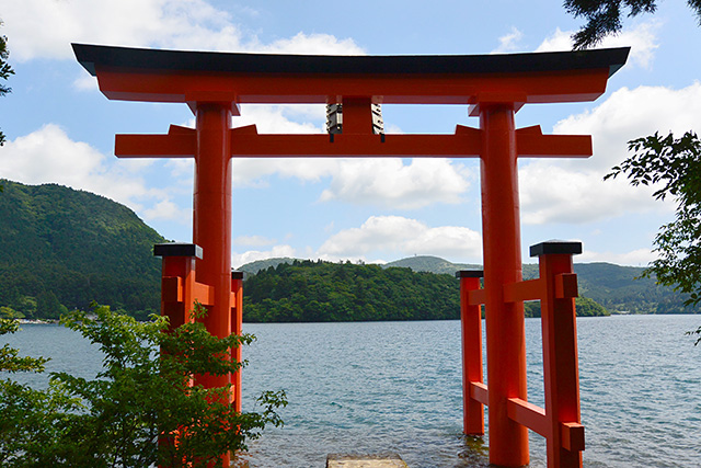 芦ノ湖畔の大鳥居（平和の鳥居）