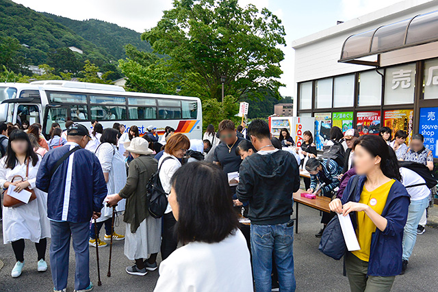 九頭龍神社でご祈祷してもらう人々