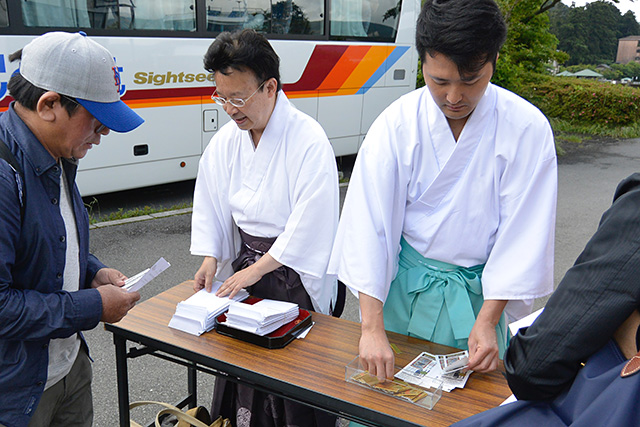 九頭龍神社のご祈祷受付神職さん