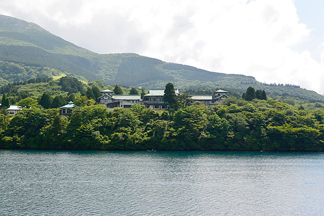 宇治の平等院をまねた竜宮殿