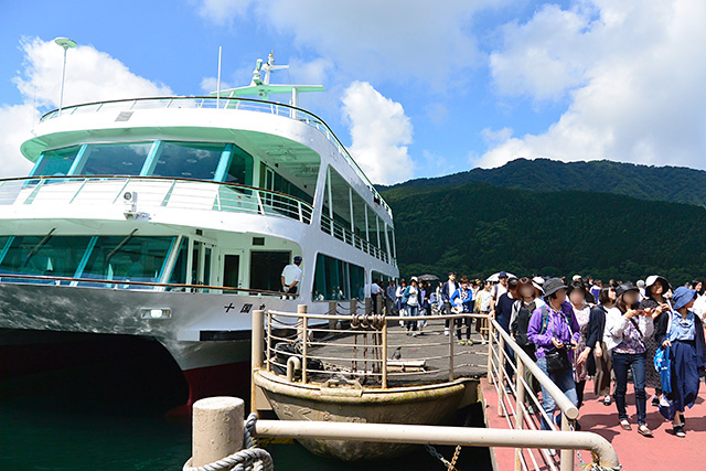 神山港で十国丸から下船する人々