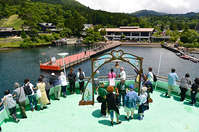 帰りの芦ノ湖遊覧船には外国人が多い