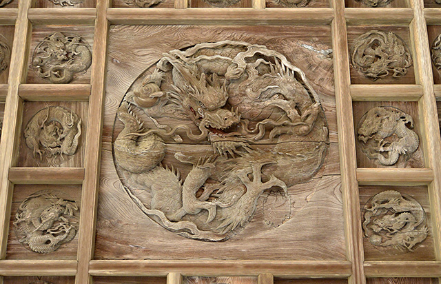 鶴谷八幡宮・拝殿上の「百態の龍」