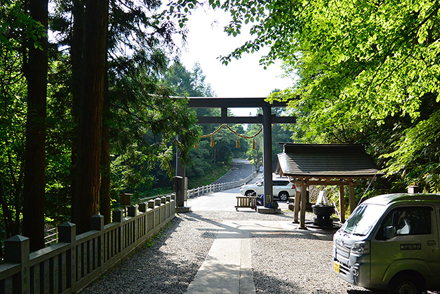 西参道に通じる鳥居