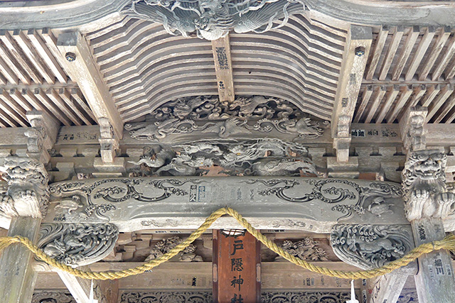 宝光社・社殿の破風を飾る彫刻群