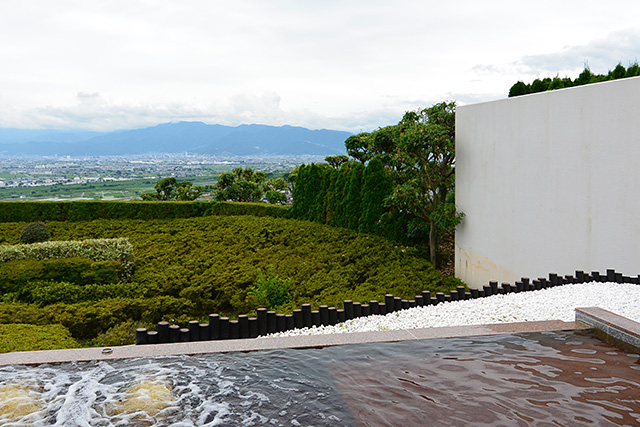 みたま湯の露天風呂からの甲府盆地の眺望