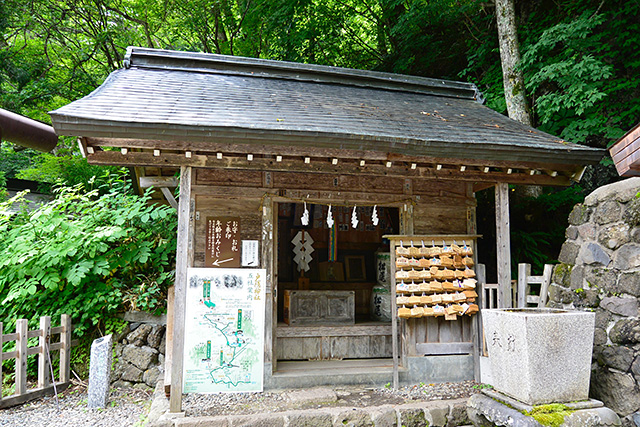 中の額に「戸隠大神」とある絵馬殿