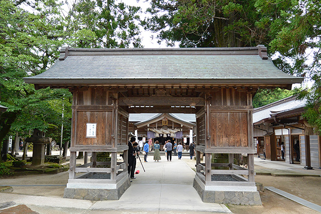 八重垣神社の随神門