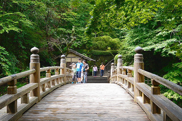 古峯園（こほうえん）への橋