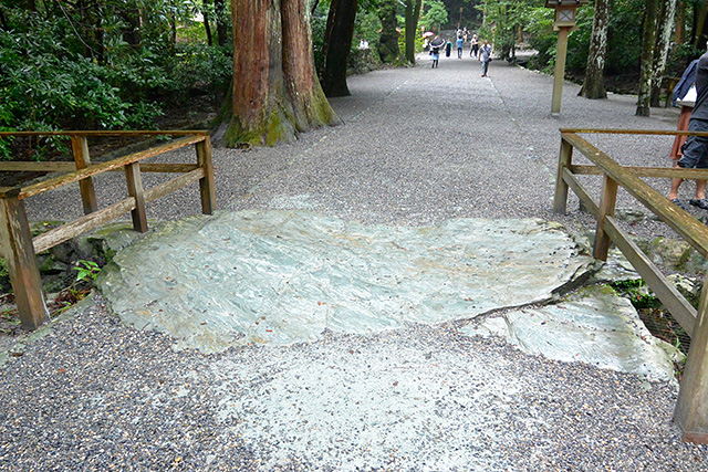 伊勢神宮・外宮の亀石