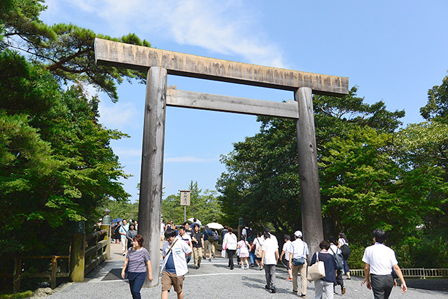 宇治橋の反対側の鳥居