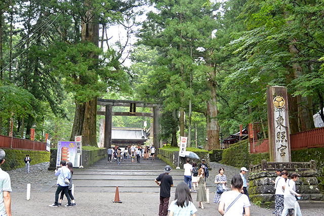 石鳥居と東照宮の社号