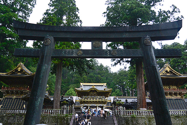 鳥居と日光陽明門