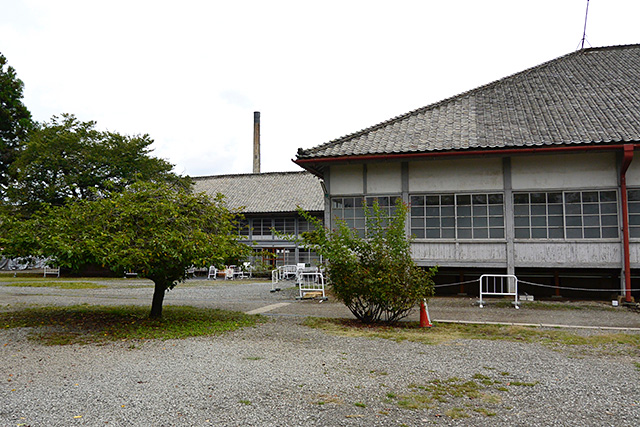 首長館（ブリュナ館）の裏手